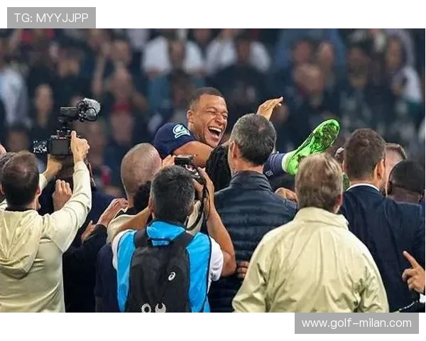 当昔日辉煌巨星终将淡出绿茵场背影中只剩落寞与叹息