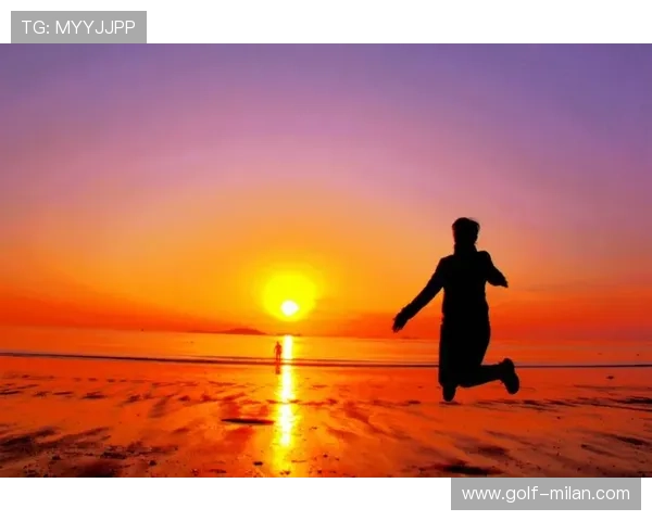 足球场上的小球星们展现非凡才华，未来之星的璀璨光芒逐渐崭露头角