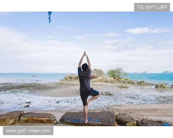 足球明星一天的疲惫旅程 从赛场拼搏到日常生活的挑战与反思